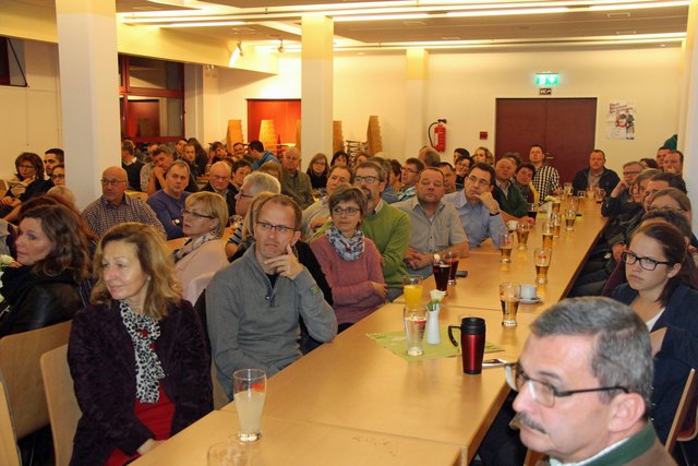 Die Besucher sind an den Informationen sehr interessiert | Foto: Franz Putz