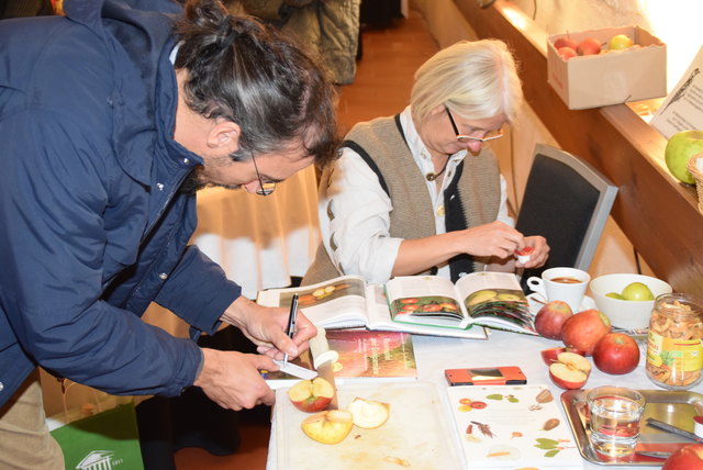 Eifrige wurden seltene oder unbekannte Apfelsorten begutachtet, um die Sorte zu bestimmen.