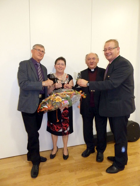 Vize Demmer mit der Jubilarin Christa Eichinger, Dechant Kasimir Wiesyk und Werner Kurz.