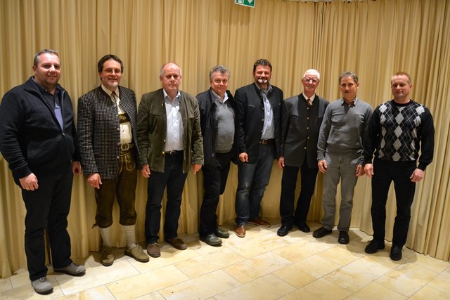 Anton Draxler und Josef Kremser (3. und 4. von rechts) sind Obmann bzw. Obmann-Stellvertreter des neuen Vereins. | Foto: Josef Trinkl