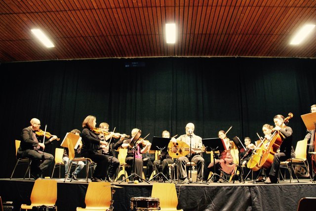 Das Orchestra Felice und der kurdische Lautenvirtuose Risgar Koshnaw