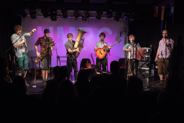 Ein Fixstern der jungen heimischen Musikszene: Der holstuonarmusigbigbandclub. | Foto: Christoph Huber