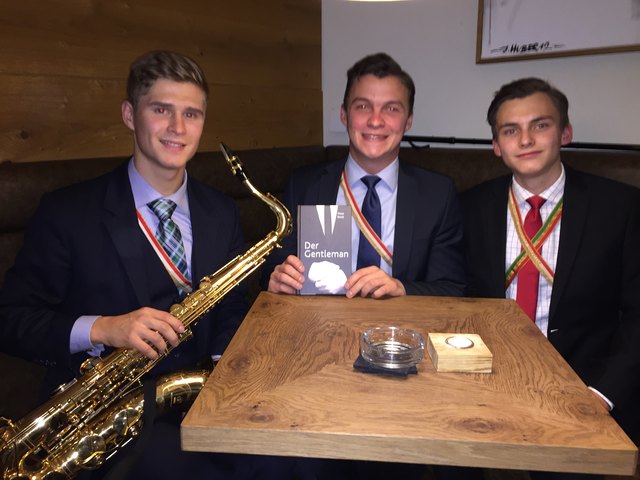 Klaus Berek (Mitte) las aus seinem Buch "Der Gentleman" und wurde von Paul Brandauer (li.) musikalisch begleitet, sehr zur Freude von "Senior" Lukas Maschler (re.). | Foto: Cimbria Kufstein