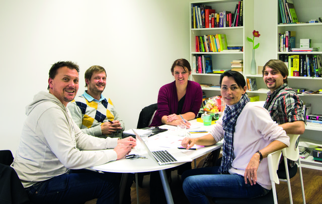 Matthias Jandl, Kooperationspartner Alexander Feurhuber, Landtagsabgeordnete Michaela Langer-Weninger, Sonja Leitner und Programmierer Edis Zunic (v.l.).