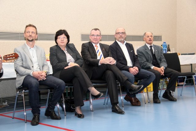 VD Martin Sorko, Bezirksschulinspektorin Elisabeth Bachler, LR Johannes Tratter, Bgm. Bernhard Schneider und Pfarrer Rupert Roalter (v.l.)