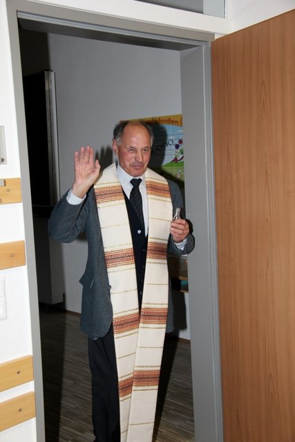 Pfarrer Rupert Roalter segnete die neuen Klassenzimmer.