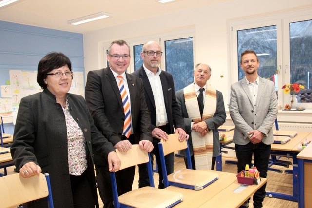 BSI Elisabeth Bachler, LR Johannes Tratter, Bgm. Bernhard Schneider, Pfarrer Rupert Roalter und VD Martin Sorko in einer der neu renovierten Klassen.