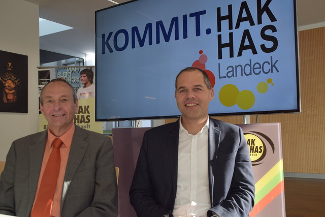 KOMMIT.: Landesschulinspektor Mag. Christoph Mayer und Dir. Mag. Reinhold Greuter stellten den neuen Ausbildungszweig der HAK Landeck vor.