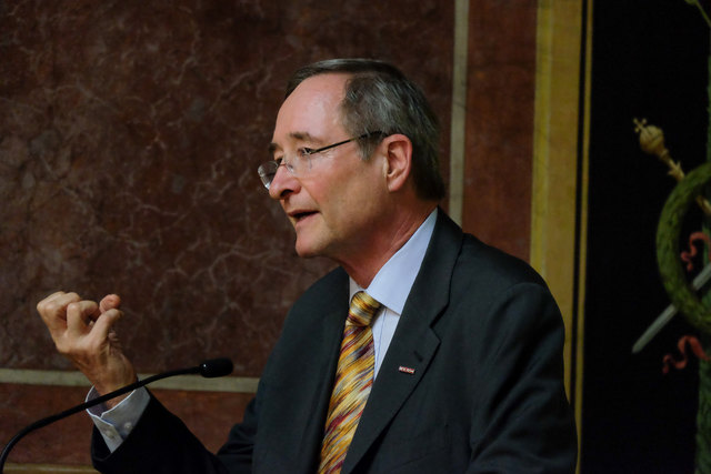 Wirtschaftskammer-Chef Christoph Leitl hat 2.000 gesammelte Unterschriften von der Initiative "KMU gegen TTIP" erhalten.