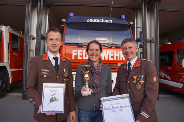 Urkundenverleihung (v.r.): HBI  Ing. Kurt Zangl mit WOCHE-Redakteurin Waltraud Fischer und OBI Herbert Smerecnig.