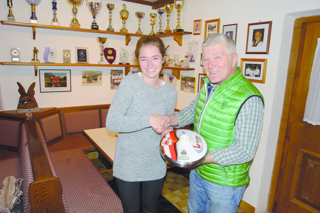 Katharina Triendl ÖM VizeMeisterin im Eisstockschießen Telfs