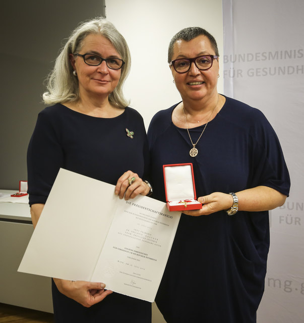 Adelheid Kastner (li.) erhielt die Ehrung von Gesundheitsministerin Sabine Oberhauser. | Foto: BMG