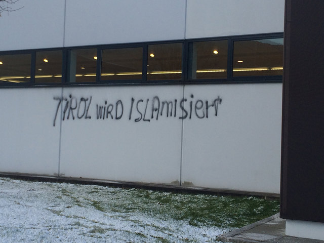 Auf der Fassade eines Discounters in Kufstein prangt dieser Spruch. Es ist nicht der erste Platz in der Festungsstadt, an dem er auftauchte. | Foto: ZOOM-Tirol