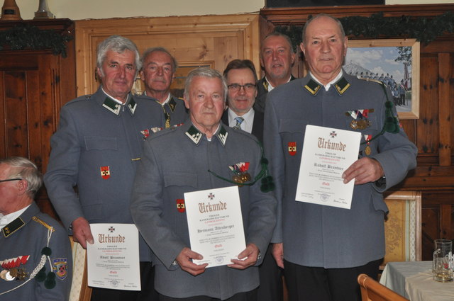 Obm. P. Baumgartner, Bgm. G. Hochfilzer, BO H.-P. Koidl, Geehrte A. Brantner, H. Altenberger, R. Brandtner.