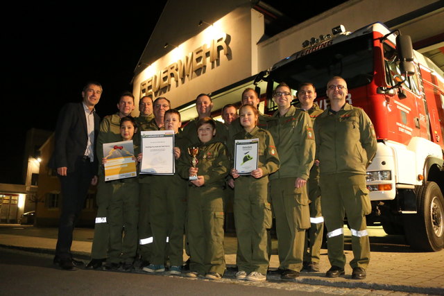 Strahlende Sieger der WOCHE-Wahl: Die Freiwillige Feuerwehr der Stadtgemeinde Fehring.