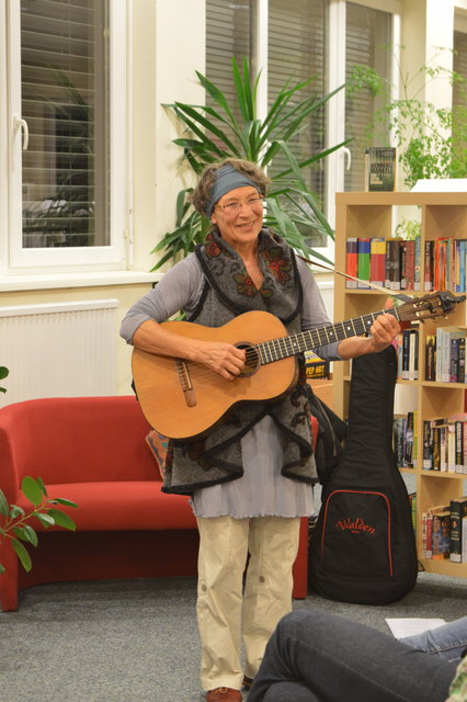 Ulrike Aicher singt: "Muaterland, wo find i di wieder in mir..."