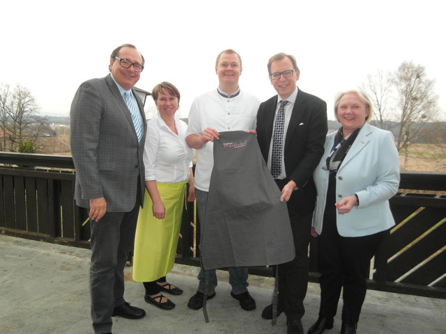Manfred Kainz, LR Christian Buchmann sowie WKO Regionalstellenleiterin Maria Deix mit Christina und Christian Schoberleitner.