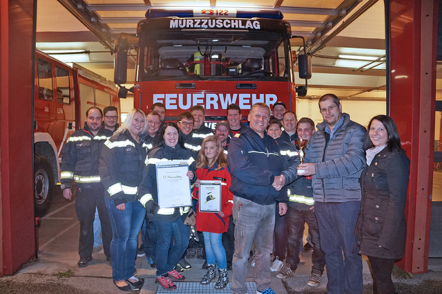 Freude:  Rudolf Schober nahm den Pokal von Gerhard Fladenhofer und Angelika Thenhalter entgegen.