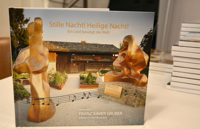 Das Buch ist eine Gemeinschaftsarbeit der Franz Xaver Gruber-Gemeinschaft.