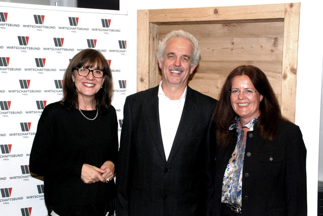 V..l.n.r.: Bezirksobfrau BR Anneliese Junker, Johann Koch, WB-Ortsobfrau-Steinach Monika Cammerlander | Foto: WB