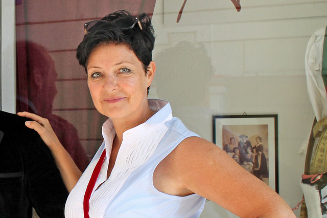 Anita Wiegele zeigt bei der Modenschau ihre kunstvollen Taschen