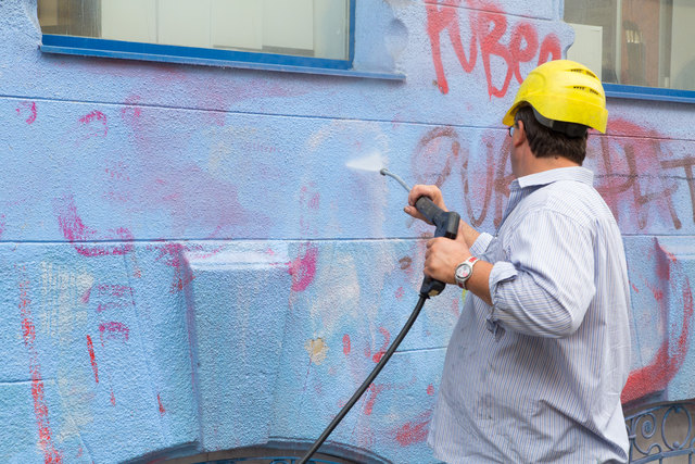 Unternehmer Michael Weinwurm hat seine Fassade in der Burggasse mit einem speziellen Schutzanstrich gestrichen. So lassen sich Graffiti leichter entfernen.