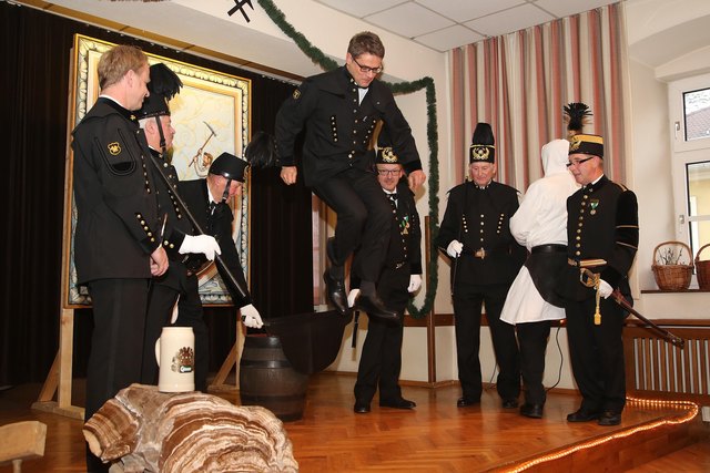 Mit einem Sprung wurde Alexander Lechner in den Stand des Ehrenbergmannes erhoben. | Foto: Freisinger