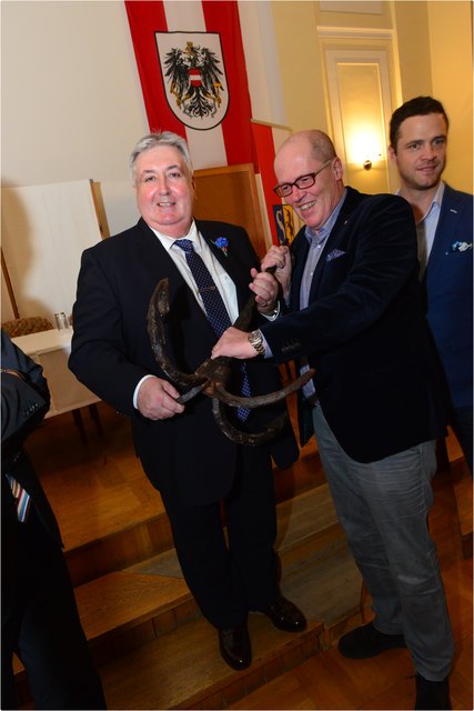 Als Antrittsgeschenk erhielt der frischgebackene FP-Bezirksvorsteher Paul Stadler einen Anker. | Foto: Manfred Sebek