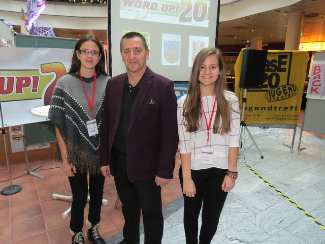 Die Delegierten zum Jugendparlament Sara und Andrijana mit Bezirksvorsteher Hannes Derfler.