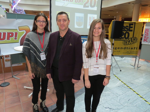 Die Delegierten zum Jugendparlament Sara und Andrijana mit Bezirksvorsteher Hannes Derfler.