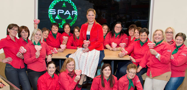 Das innovative SPAR-Team der Familie Sendlhofer in Bramberg mit Kauffrau Eva Sendlhofer (Mitte) | Foto: Spar