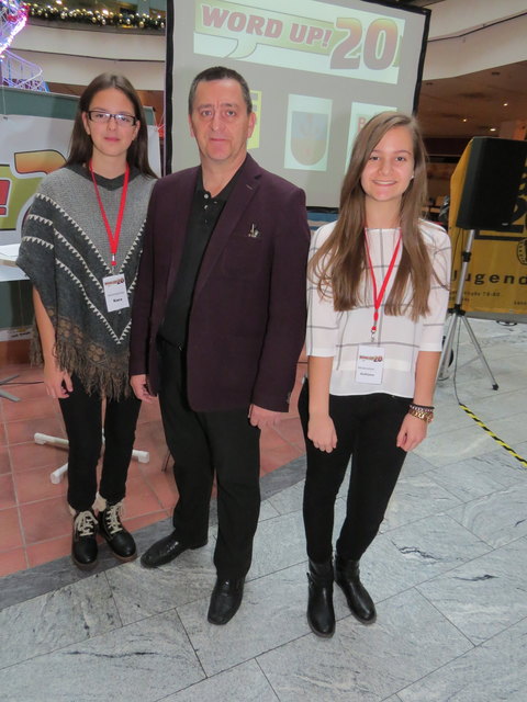 Die Delegierten zum Jugendparlament Sara und Andrijana mit Bezirksvorsteher Hannes Derfler.