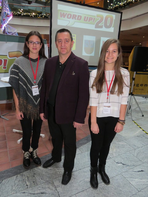 Die Delegierten zum Jugendparlament Sara und Andrijana mit Bezirksvorsteher Hannes Derfler.