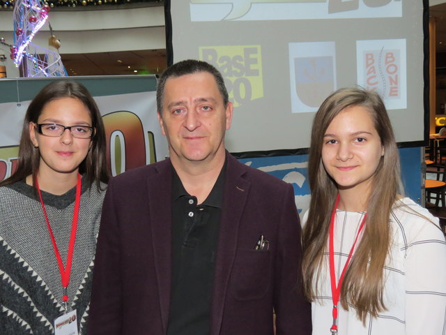 Die Delegierten zum Jugendparlament Sara und Andrijana mit Bezirksvorsteher Hannes Derfler.