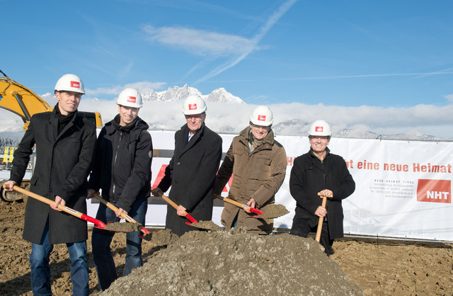 Spatenstich: Martin Tabernig, Alois Zierl und Thomas Schnizer (Architekten), NHT-GF Hannes Gschwentner, Bgm. Johann Schweigkofler.