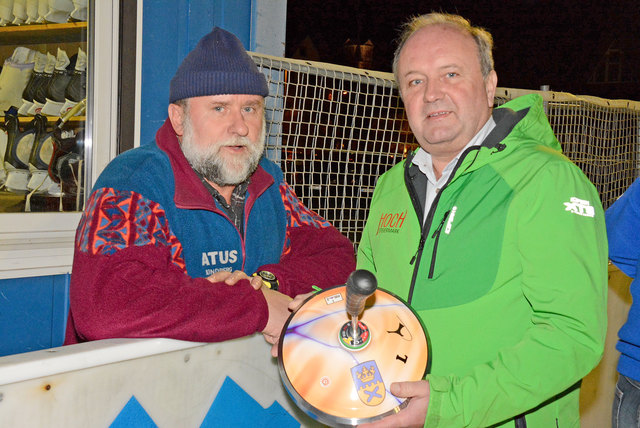 Bgm. Rudi Hofbauer mit Eismeister Richard Czelecz.