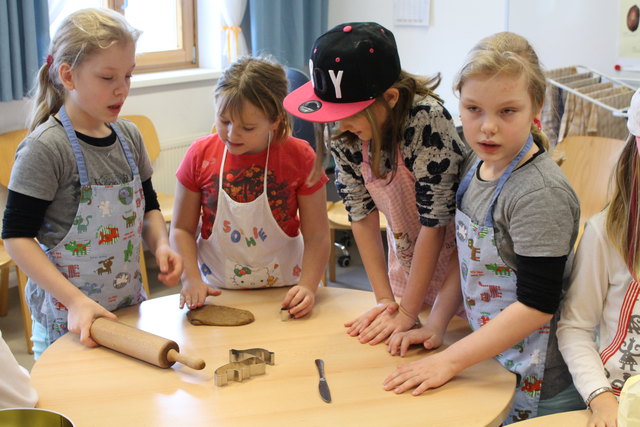 Die Kinder durften dann noch Lebkuchen ausstechen