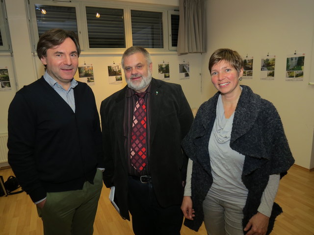 Gewerbetreibender Dieter Riedlinger-Baumgartner, Bezirksvorsteher Karlheinz Hora und Andrea Mann von der Gebietsbetreuung.