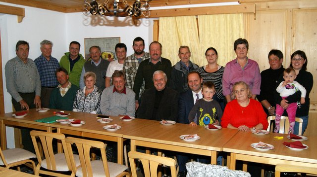 Die Anwohner des Pfundser Weilers Wand mit DI Bernhard Leitner, Bgm. Gerhard Witting und LH-Stv. Josef Geisler.