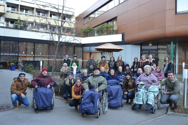 Die Helfer holten die 16 Senioren beim Wohn- und Pflegeheim ab und machten sich auf den Weg zum Lienzer Adventmarkt. | Foto: GirlsTakeCare