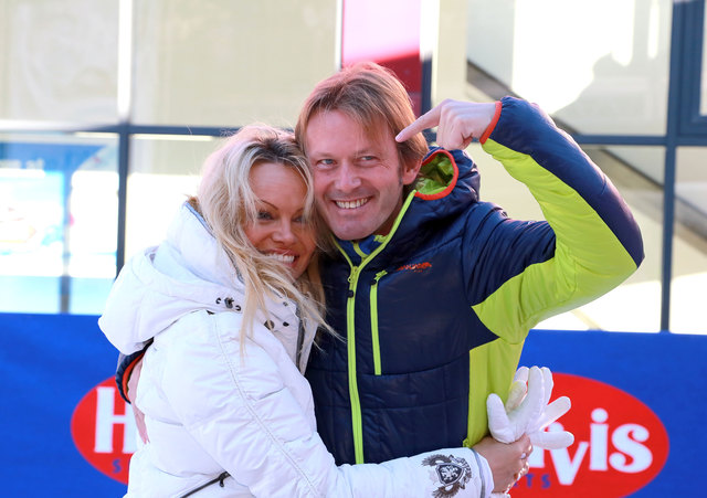 Pamela Anderson mit Veranstalter Andy Wernig.