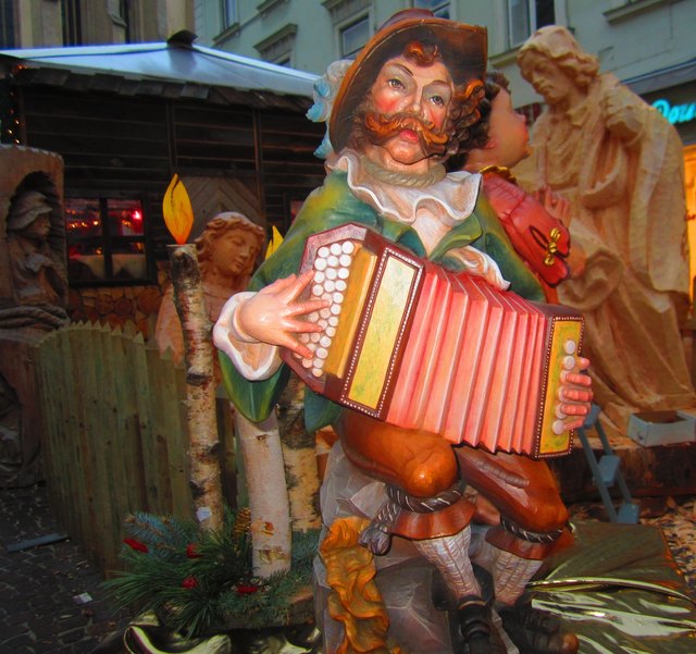 was macht dieser Musiker bei den Krippenfiguren?