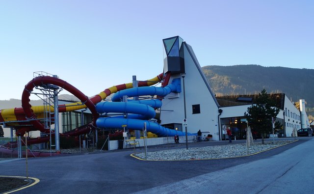 Neue Bushaltestelle Therme Amade` direkt vor dem Eingang der Therme