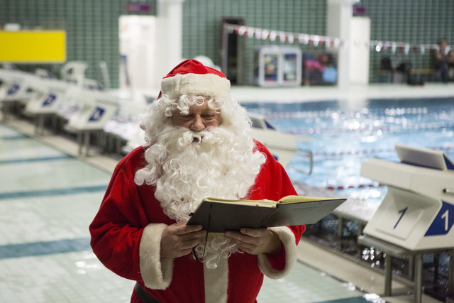 Der Weihnachtsmann besucht das Schwimmteam Kruder Zirl im Advent 2015.