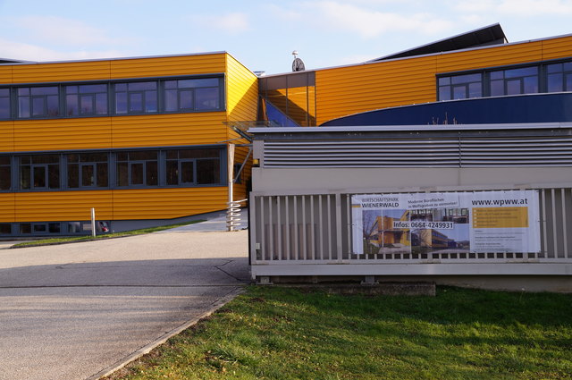 Das ehemalige Automic-Gebäude wurde zum Wirtschaftspark Wienerwald umfunktioniert, in welchem kürzlich auch das Gemeindeamt einzog.