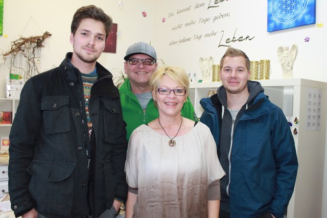 Inhaberin Karin Unterberger mit Bastian, Franz und Sebastian im "Zeitlos"