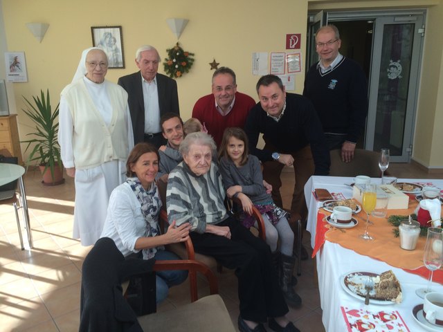 Das Geburtstagskind im Kreise zahlreicher Gratulanten