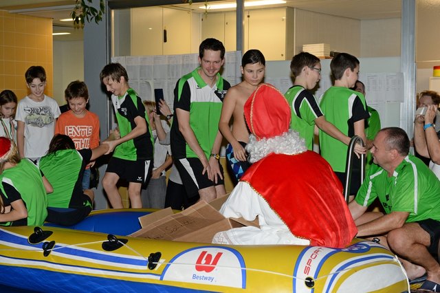 Auch Nico bekommt von Nikolaus ein Sackerl