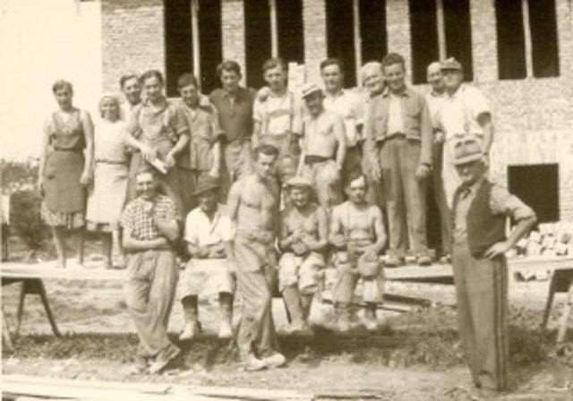 Baugruppe des Volksschulbaues 1955/57. Gerade jetzt wird die Volksschule grundlegend renoviert.