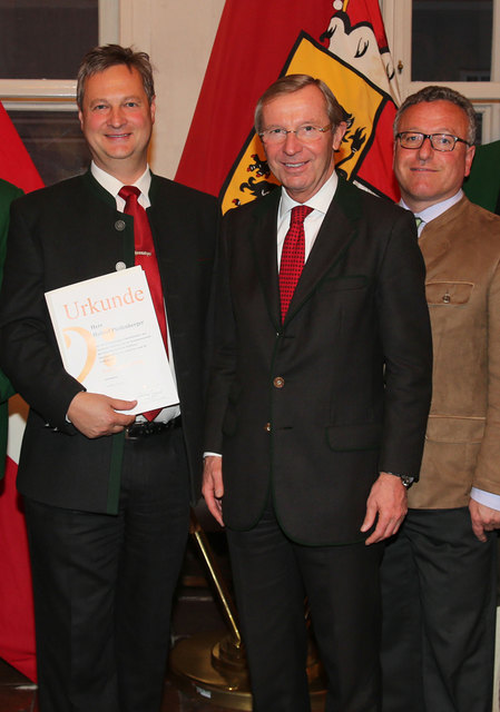 Pfeifenberger mit LH Haslauer und LR Schellhorn. | Foto: LMZ/Neumayr/SB